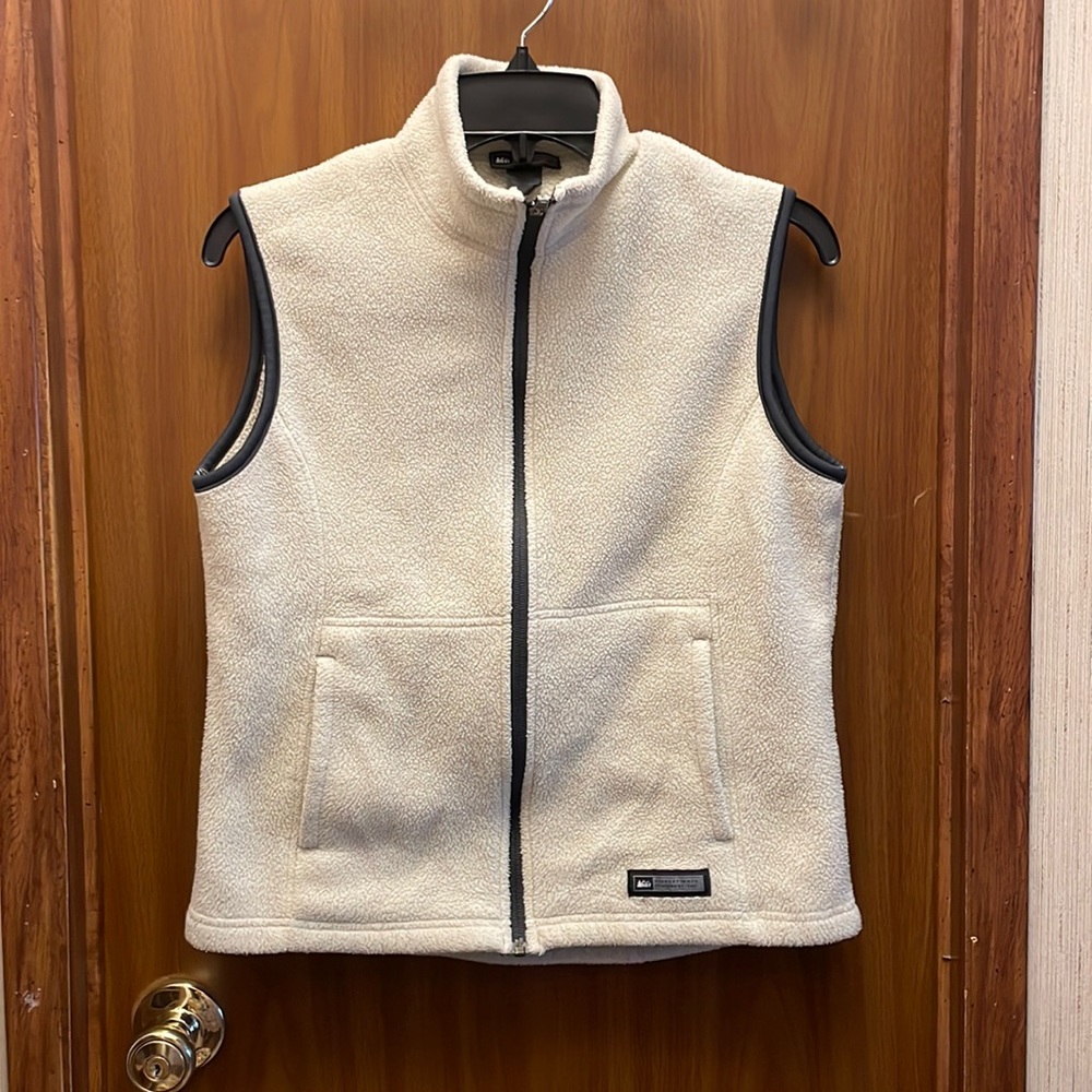 Women's REI off white fleece vest. Size M